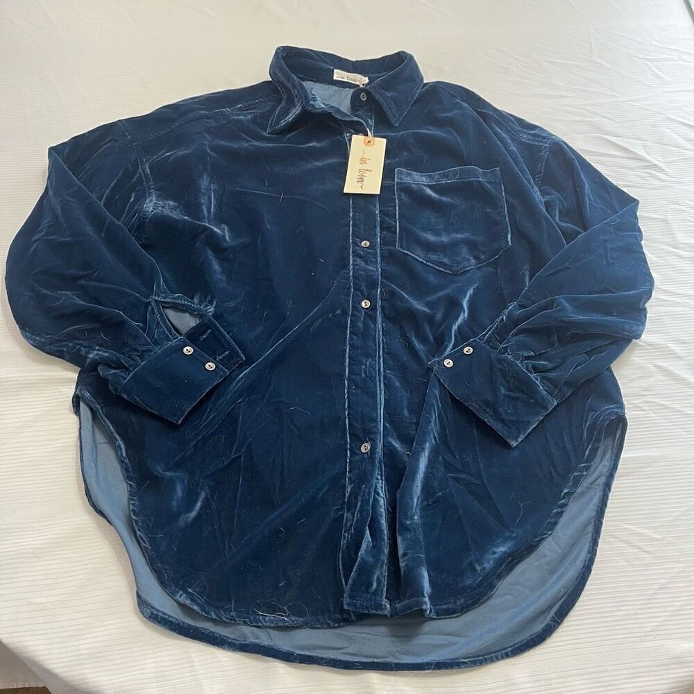 NWT In Loom Blue Velvet Button Up Shirt Size Medium New